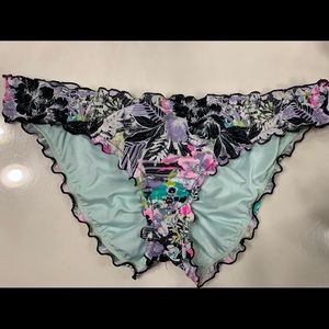 VICTORIA SECRET CAPRI RUFFLE CHEEKY SWIM BOTTOM EUC